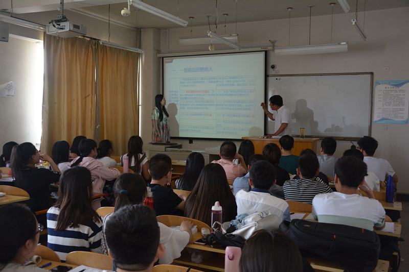 商学院举办“双师同堂”课堂教学实践暨研讨活动