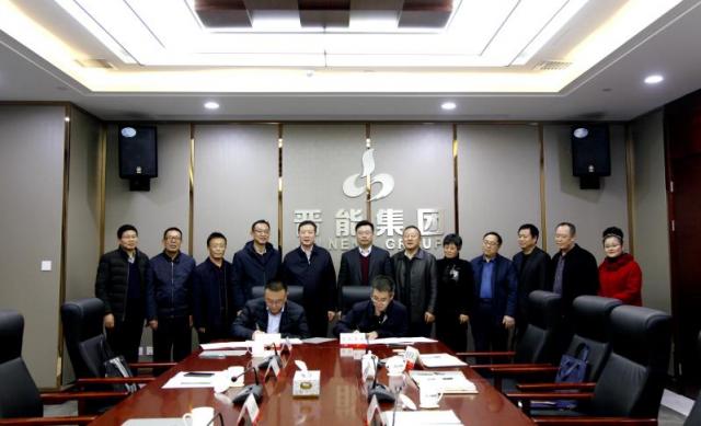 会上,我校党委副书记刘洪,晋能集团总工程师王平虎代表双方签署了战略