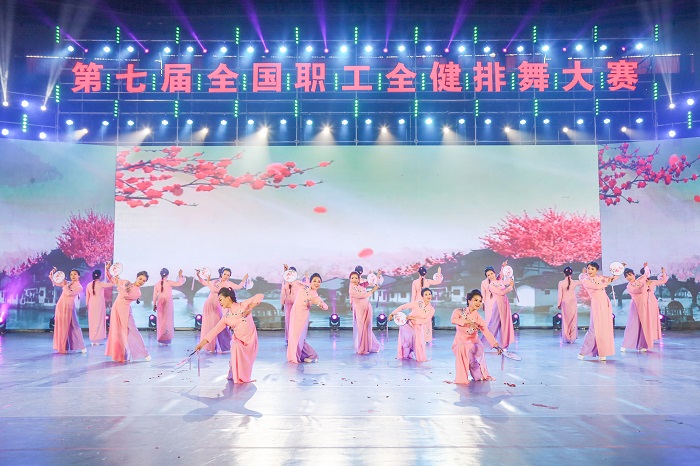 第七届全国职工全健排舞大赛在我校举行  我参赛队获团体一等奖