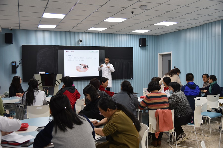 硕士毕业后,李亮来到山西大同大学中医药健康服务学院任教.