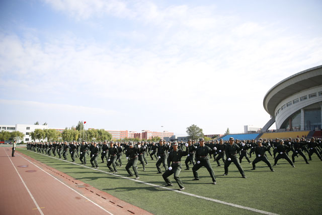 我校举行2014级学生军训阅兵式暨总结大会