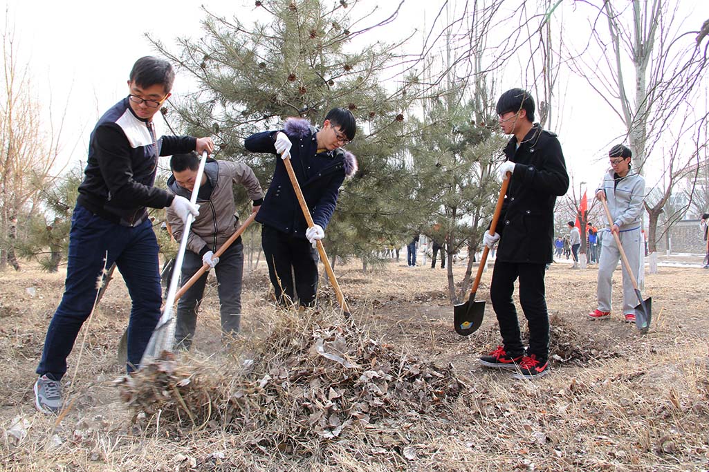 校团委开展3·12植树节校园环境清洁活动